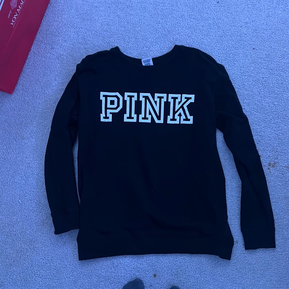 I’m selling a Pink brand sweatshirt, it’s black and white, size small